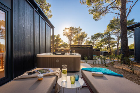 Glamping Escape s vířivkou pro 2–3 osoby, Pinadria Resort, Baška Voda, Makarská riviéra, Chorvatsko
