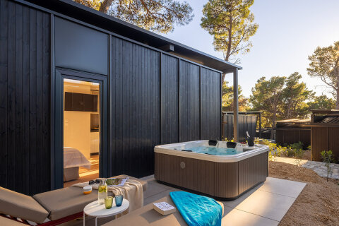 Glamping Escape s vířivkou pro 2–3 osoby, Pinadria Resort, Baška Voda, Makarská riviéra, Chorvatsko