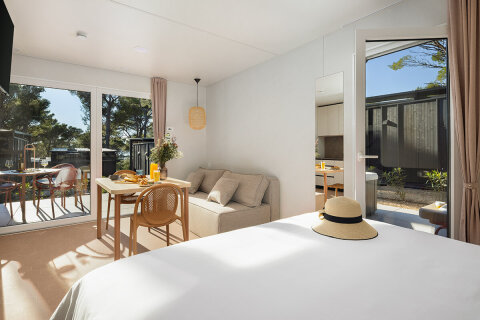 Glamping Escape s vířivkou pro 2–3 osoby, Pinadria Resort, Baška Voda, Makarská riviéra, Chorvatsko