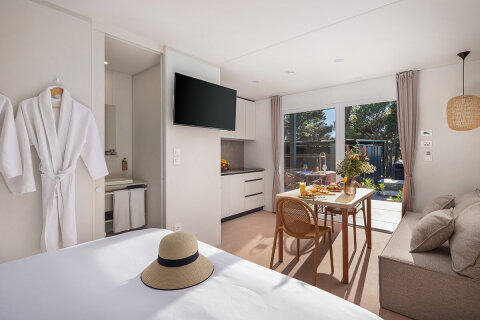 Glamping Escape s vířivkou pro 2–3 osoby, Pinadria Resort, Baška Voda, Makarská riviéra, Chorvatsko