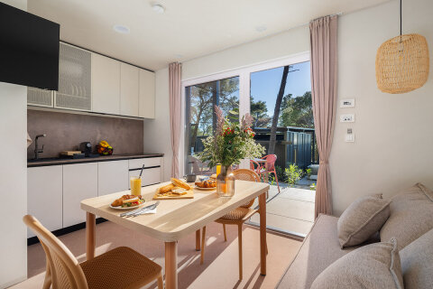 Glamping Escape s vířivkou pro 2–3 osoby, Pinadria Resort, Baška Voda, Makarská riviéra, Chorvatsko