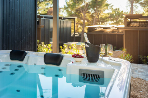 Premium Escape s vířivkou pro 4–5 osob, Pinadria Resort, Baška Voda, Makarská riviéra, Chorvatsko