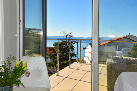 Prázdninový dům Harmonie - vstup na terasu z ložnice ve 2. poschodí, Jakišnica, ostrov Pag, Chorvatsko