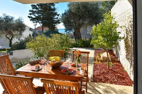 Prázdninový dům Harmonie - terasa v přízemí, Jakišnica, ostrov Pag, Chorvatsko