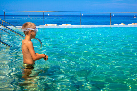 Aminess Maravea Resort**** - přílivový bazén s mořskou vodou na pláži, Novigrad - Cittanova, Istrie, Chorvatsko