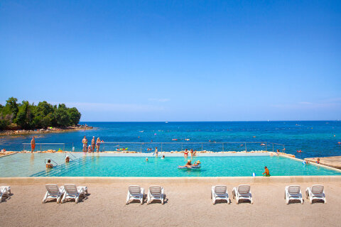 Aminess Maravea Resort**** - přílivový bazén s mořskou vodou na pláži, Novigrad - Cittanova, Istrie, Chorvatsko