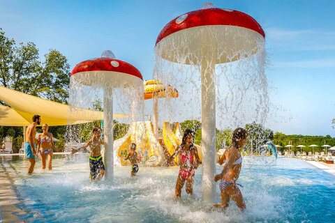 Aminess Maravea Resort**** - vodní atrakce pro děti u centrálních bazénů, Novigrad - Cittanova, Istrie, Chorvatsko