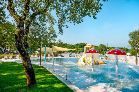 Aminess Maravea Resort**** - vodní atrakce pro děti u centrálních bazénů, Novigrad - Cittanova, Istrie, Chorvatsko
