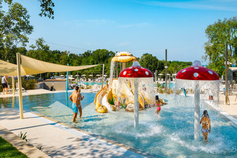 Aminess Maravea Resort**** - vodní atrakce pro děti u centrálních bazénů, Novigrad - Cittanova, Istrie, Chorvatsko