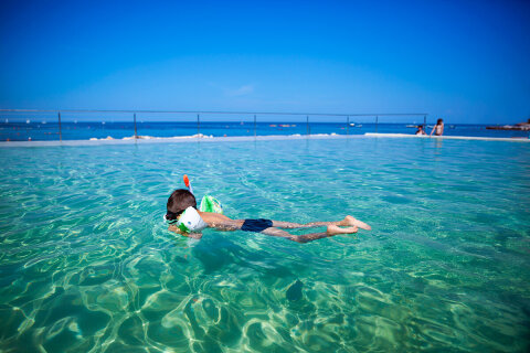 Aminess Maravea Resort**** - přílivový bazén s mořskou vodou na pláži, Novigrad - Cittanova, Istrie, Chorvatsko