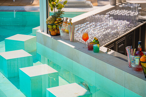 Aminess Atea Camping Resort***** - bar v bazénu, Njivice, ostrov Krk, Chorvatsko