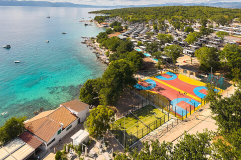 Aminess Atea Camping Resort***** - multifunkční hřiště, Njivice, ostrov Krk, Chorvatsko