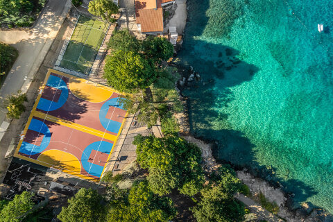 Aminess Atea Camping Resort***** - multifunkční hřiště, Njivice, ostrov Krk, Chorvatsko