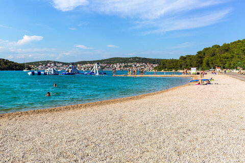Resort Jezera Lovišća - pláž v zátoce, ostrov Murter, Chorvatsko