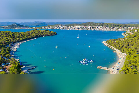 Resort Jezera Lovišća - zátoka s výhledem na městečko Tisno, ostrov Murter, Chorvatsko