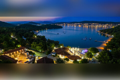 Resort Jezera Lovišća - večerní pohled, ostrov Murter, Chorvatsko