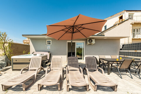 Prázdninový dům Saša - terasa s vířivkou a lehátky, Povljana, ostrov Pag, Chorvatsko