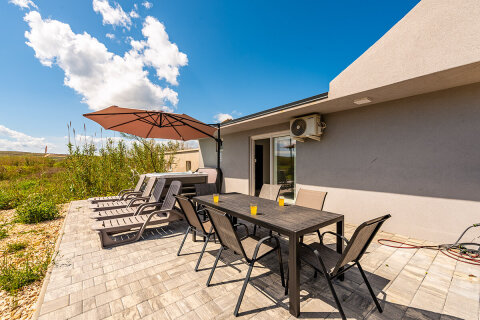 Prázdninový dům Saša - terasa s vířivkou a lehátky, Povljana, ostrov Pag, Chorvatsko