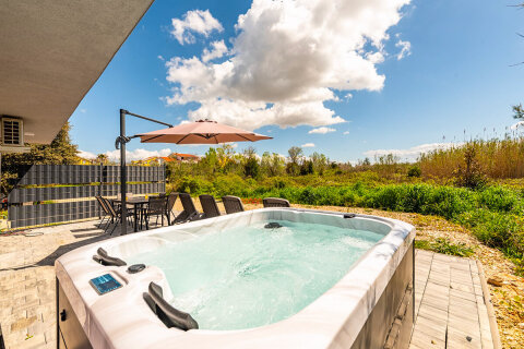 Prázdninový dům Saša - terasa s vířivkou a lehátky, Povljana, ostrov Pag, Chorvatsko