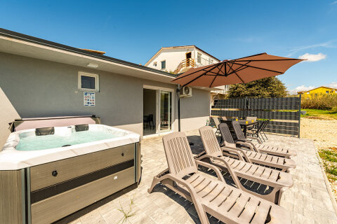 Prázdninový dům Saša - terasa s vířivkou a lehátky, Povljana, ostrov Pag, Chorvatsko
