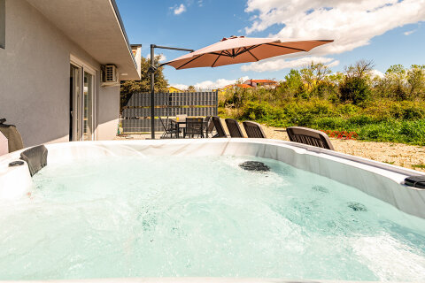 Prázdninový dům Saša - terasa s vířivkou a lehátky, Povljana, ostrov Pag, Chorvatsko