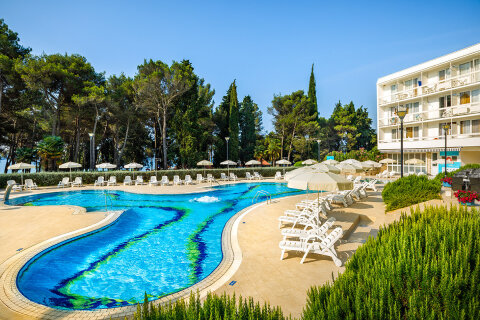 Aminess Laguna Maradiso Hotel*** - bazén před hotelem, Novigrad - Cittanova, Istrie, Chorvatsko