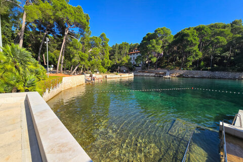 Mali Lošinj - zátoka Ostrugova, ostrov Lošinj, Chorvatsko