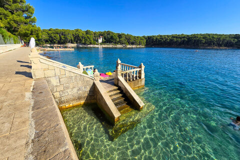 Mali Lošinj - schody do moře Stepenice Čikat (zátoka Ostrugova), ostrov Lošinj, Chorvatsko