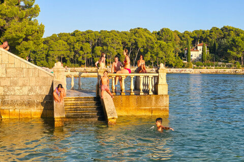 Mali Lošinj - schody do moře Stepenice Čikat (zátoka Ostrugova), ostrov Lošinj, Chorvatsko