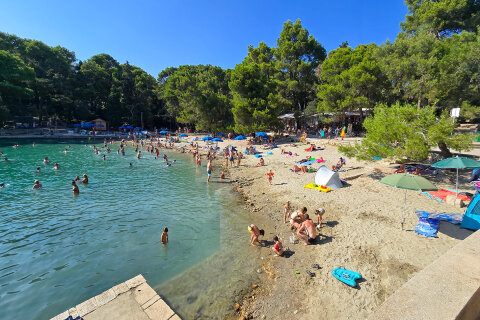 Mali Lošinj - písečná pláž v zátoce Blatina, ostrov Lošinj, Chorvatsko