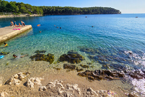Mali Lošinj - oblázková pláž u mola Veli mul v zátoce Ostrugova, ostrov Lošinj, Chorvatsko