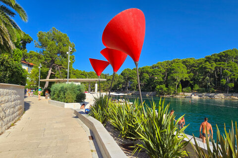 Mali Lošinj - zátoka Ostrugova, lampy ve tvaru vlčích máků (Mak lampe), ostrov Lošinj, Chorvatsko