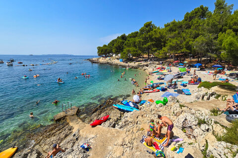 Mali Lošinj - oblázková pláž v kempu Čikat, ostrov Lošinj, Chorvatsko