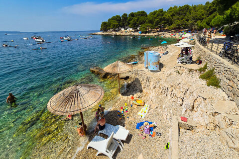 Mali Lošinj - oblázková pláž v kempu Čikat, ostrov Lošinj, Chorvatsko