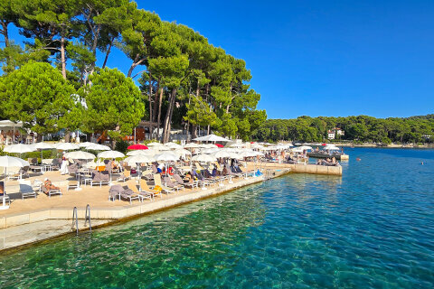 Mali Lošinj - hotelová pláž v zátoce Ostrugova, ostrov Lošinj, Chorvatsko
