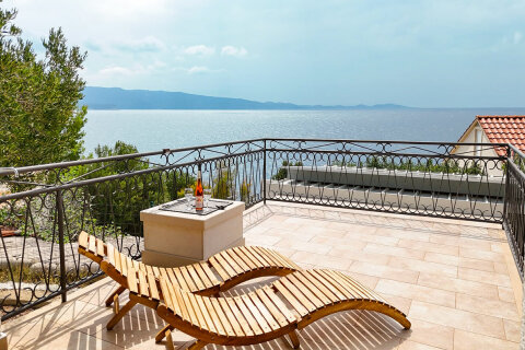 Apartmán Nikša - terasa s lehátky, Vela Farska, ostrov Brač, Chorvatsko