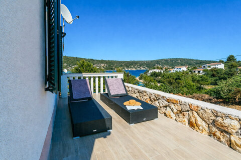 Prázdninový dům Mali Raj - terasa s lehátky, ostrov Drvenik Veli, Chorvatsko