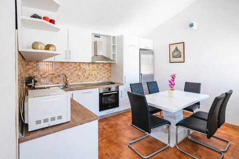 Prázdninový dům Mali Raj - kuchyň a jídelní stůl, ostrov Drvenik Veli, Chorvatsko