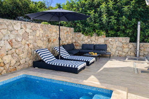 Prázdninový dům Mali Raj - bazén a lehátka u domu, ostrov Drvenik Veli, Chorvatsko