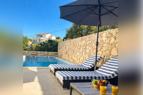 Prázdninový dům Mali Raj - bazén a lehátka u domu, ostrov Drvenik Veli, Chorvatsko
