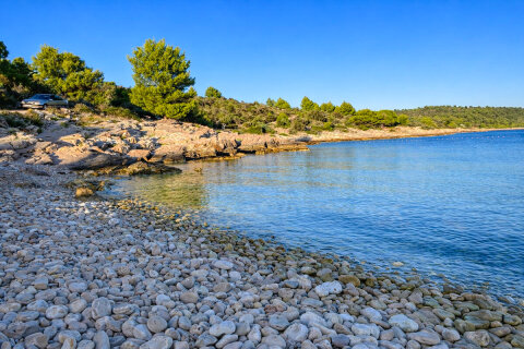 Drvenik Veli - oblázková pláž Solinska, Chorvatsko