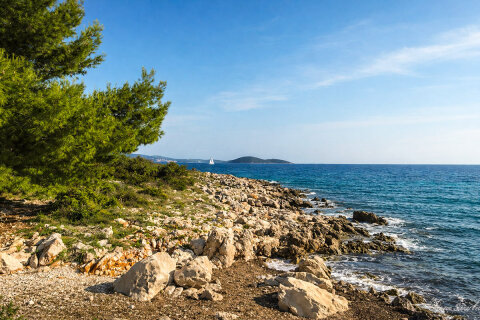 Drvenik Veli - oblázková pláž Solinska, Chorvatsko