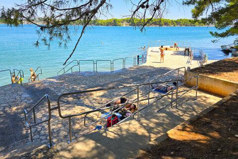 Premantura - pláž Munte, Istrie, Chorvatsko