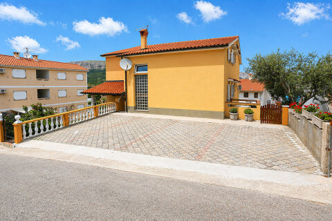 Apartmány Marijo - parkoviště u domu, Baška, ostrov Krk, Chorvatsko