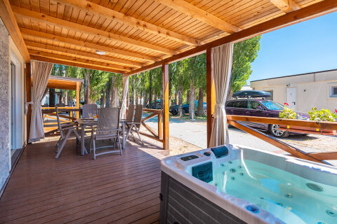 MHFW - Mobilhome Family 6+2 C zona Whirpool pro 6–8 osob, Almissa Resort, Omiš, Chorvatsko