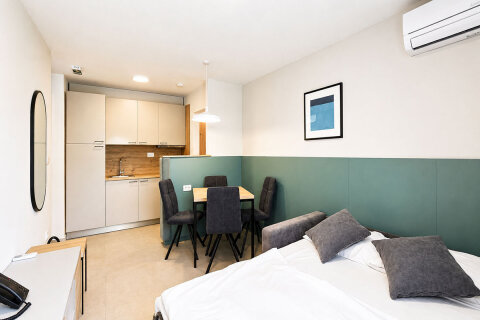 Superior Apartmán pro 2–4 osoby, Holiday Village Sagitta***, Lokva Rogoznica, Omišská riviéra, Chorvatsko