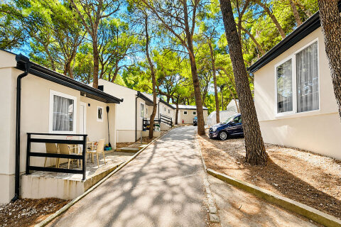 Superior bungalov pro 2–3 osoby, Holiday Village Sagitta***, Lokva Rogoznica, Omišská riviéra, Chorvatsko