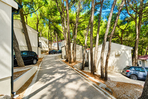 Superior bungalov pro 2–3 osoby, Holiday Village Sagitta***, Lokva Rogoznica, Omišská riviéra, Chorvatsko