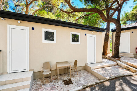 Superior bungalov pro 2–3 osoby, Holiday Village Sagitta***, Lokva Rogoznica, Omišská riviéra, Chorvatsko