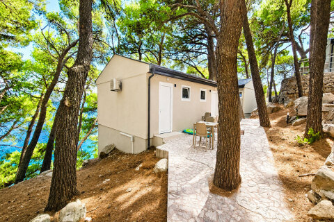 Superior bungalov pro 2–3 osoby, Holiday Village Sagitta***, Lokva Rogoznica, Omišská riviéra, Chorvatsko